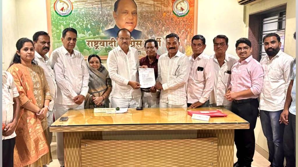 जळगावात शरद पवार गटाची पक्ष सोडून गेलेल्यांना चपराक; निष्ठावानांना संधी (लोकसत्ता टिम)