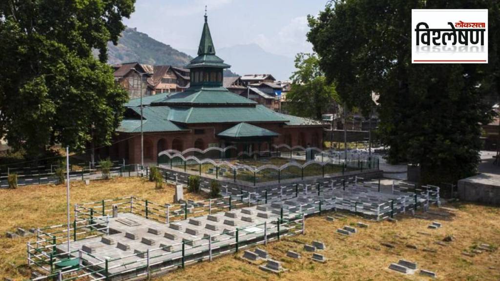शहीद दिन साजरा करण्यावरून काश्मीरमध्ये वाद निर्माण झाल्यानंतर पोलिसांनी रविवारी अनेक नेत्यांना नजरकैदेत ठेवले.