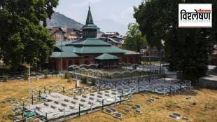 शहीद दिन साजरा करण्यावरून काश्मीरमध्ये वाद निर्माण झाल्यानंतर पोलिसांनी रविवारी अनेक नेत्यांना नजरकैदेत ठेवले.
