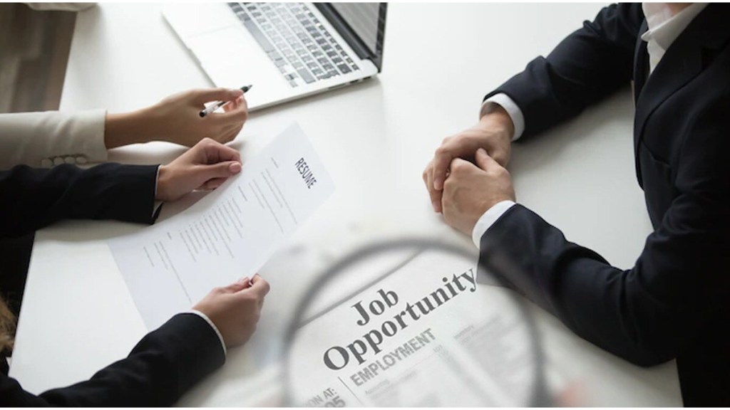 vacant posts in government services should be filled by the Public Service Commission instead of through contracts Mumbai print news