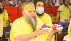 तुम्ही दान करता? प्रेमानंद महाराज म्हणतात की ‘अशा’ लोकांच्या पदरी दान करुनही कधीच पुण्य पडत नाही…