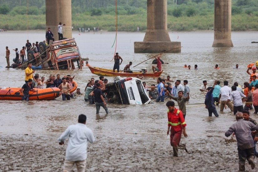 Mahisagar Bridge Tragedy Vehicles Fall into River Rescue Operation Underway