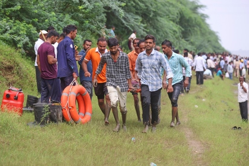 Vehicles Washed Away as Mahisagar Bridge Crumbles 9 Killed CM Orders Probe