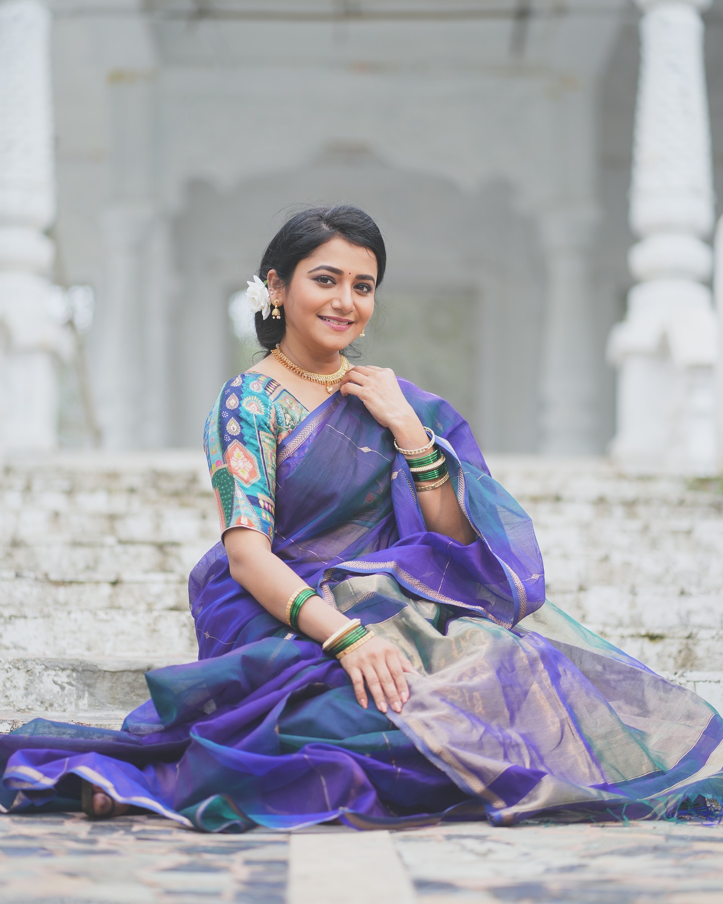 जुईने निळ्या रंगाच्या साडीमधील खास फोटो शेअर केले असून या फोटोंमध्ये तिचा मोहक अंदाज पाहायला मिळत आहे.