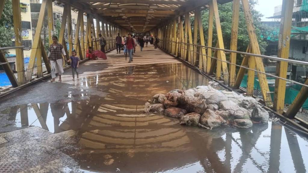 dirty water a on Satis Bridge in Kalyan