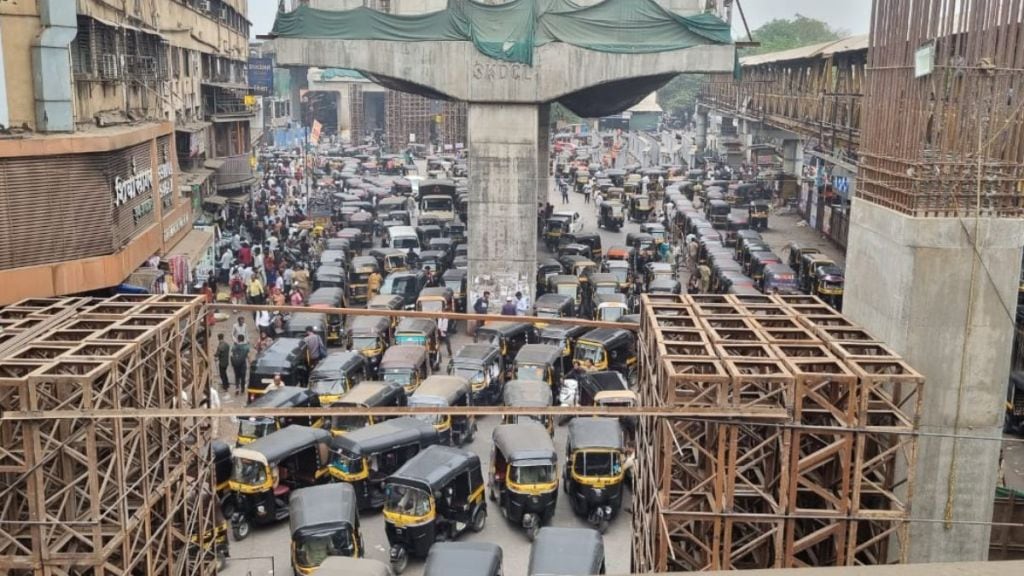 kalyan traffic diversion plan at sahjanand chowk begins traffic congestion solution