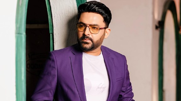 kapil sharma new cafe firing in canada video viral on social media