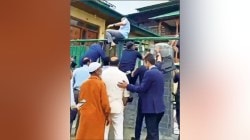 काश्मीरमध्ये श्रद्धांजलीवरून संघर्ष; मुख्यमंत्र्यांचा प्रवेशद्वारावरून कब्रस्तानात प्रवेश