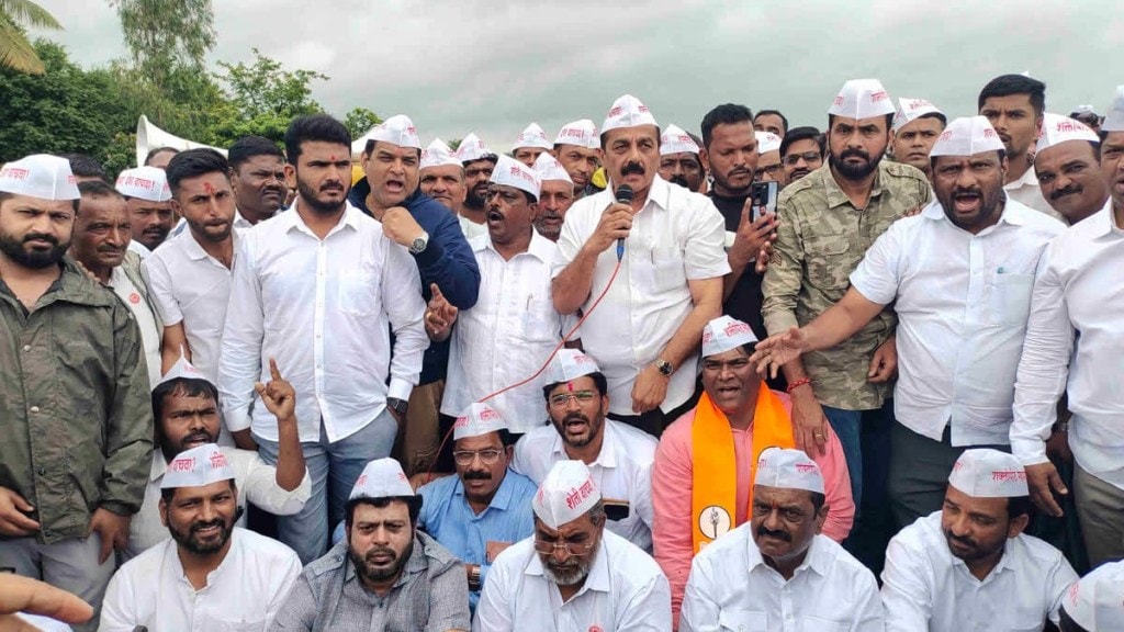 Protest on the National Highway in Kolhapur against Shaktipeeth Kolhapur news