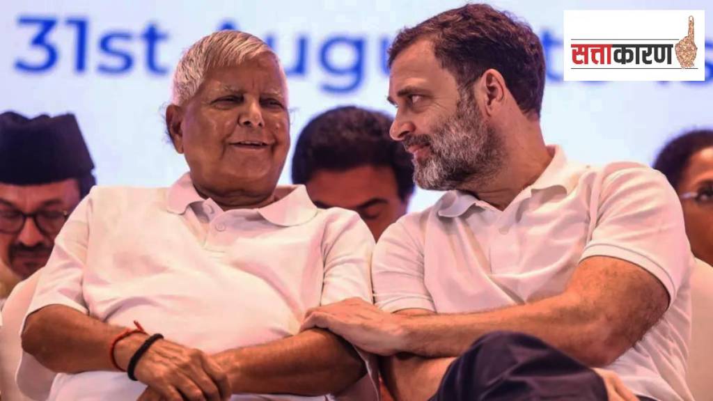 काँग्रेसचे ज्येष्ठ नेते राहुल गांधी व आरजेडीचे प्रमुख लालू प्रसाद यादव चर्चा करताना (छायाचित्र पीटीआय)