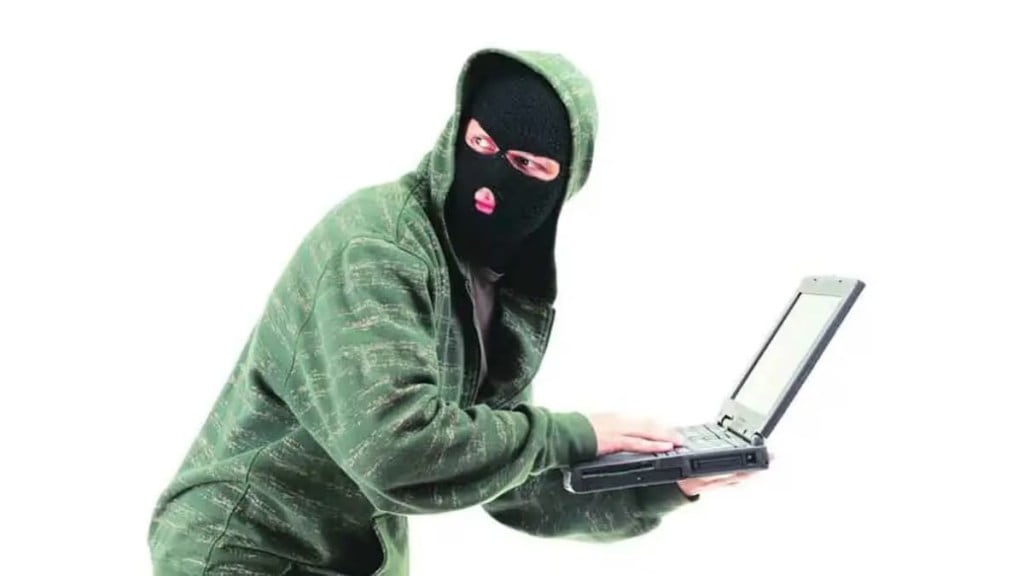 Laptop stolen by breaking car window in Queen Garden area pune print news
