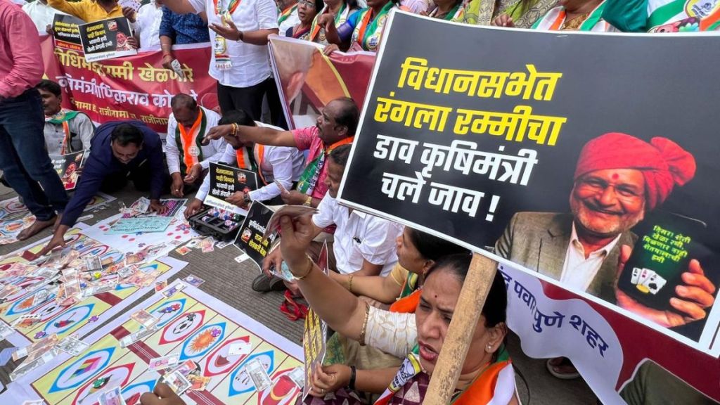 कृषिमंत्री माणिकराव कोकाटे यांच्याविरोधात पुण्यात शरद पवारांच्या राष्ट्रवादीने आंदोलन केले. (फोटो सौजन्य - इंडियन एक्सप्रेस/ Arul Horizon)