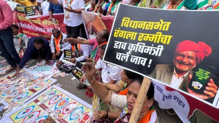 कृषिमंत्री माणिकराव कोकाटे यांच्याविरोधात पुण्यात शरद पवारांच्या राष्ट्रवादीने आंदोलन केले. (फोटो सौजन्य - इंडियन एक्सप्रेस/ Arul Horizon)