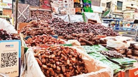officials ate 14 kg dry fruits in one hour