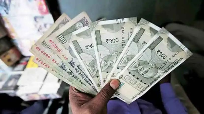 ३० टक्के क्रेडिट लिमिटचा वापर करातुमच्या कार्डच्या लिमिटचा जास्त वापर करू नका, खर्च कमी आणि स्कोर जास्त ठेवा. (फोटो -इंडियन एक्सप्रेस)