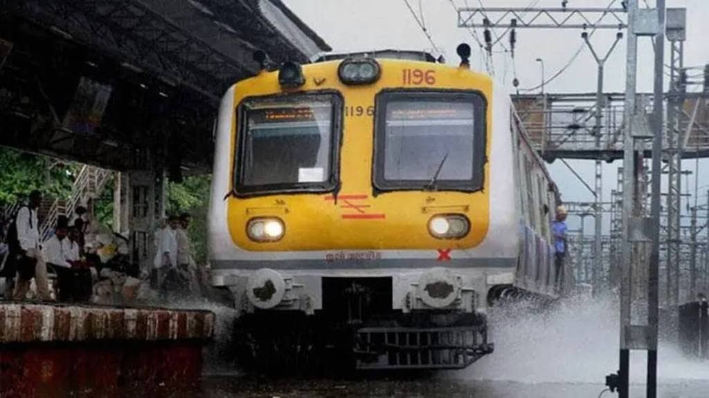 Mumbai Local train delayed by 50 minutes due to heavy rain