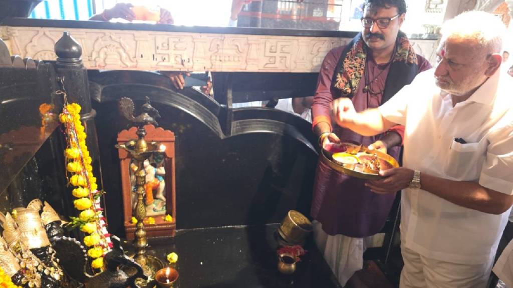 ManikraoKokate worships at Shani temple to remove the stain from his political career