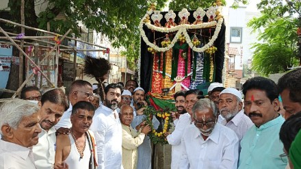 Tulsihar offered to Vitthal murti by Muharram Sawariya in Solapur news