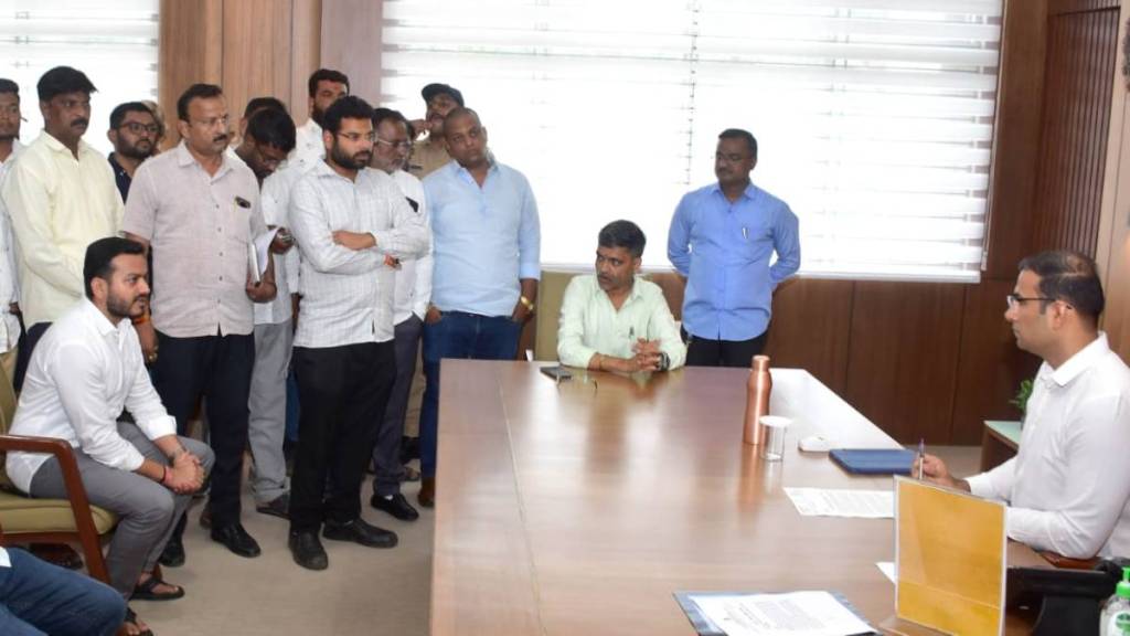 mva delegation led MP Nilesh Lanke meet District Collector