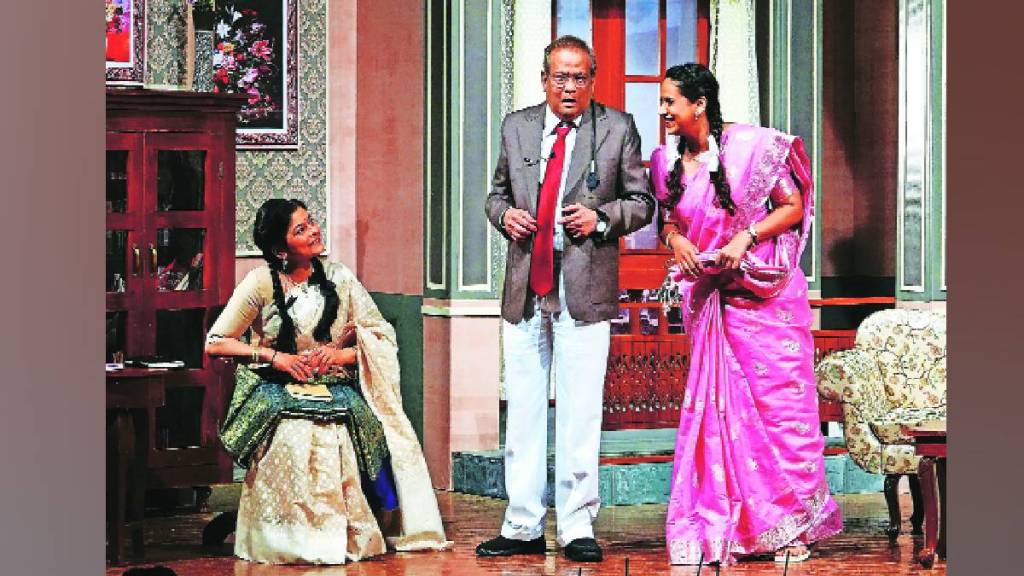 Loksatta natyarang P L Deshpandes play Sundar Me Hoona is being on staged