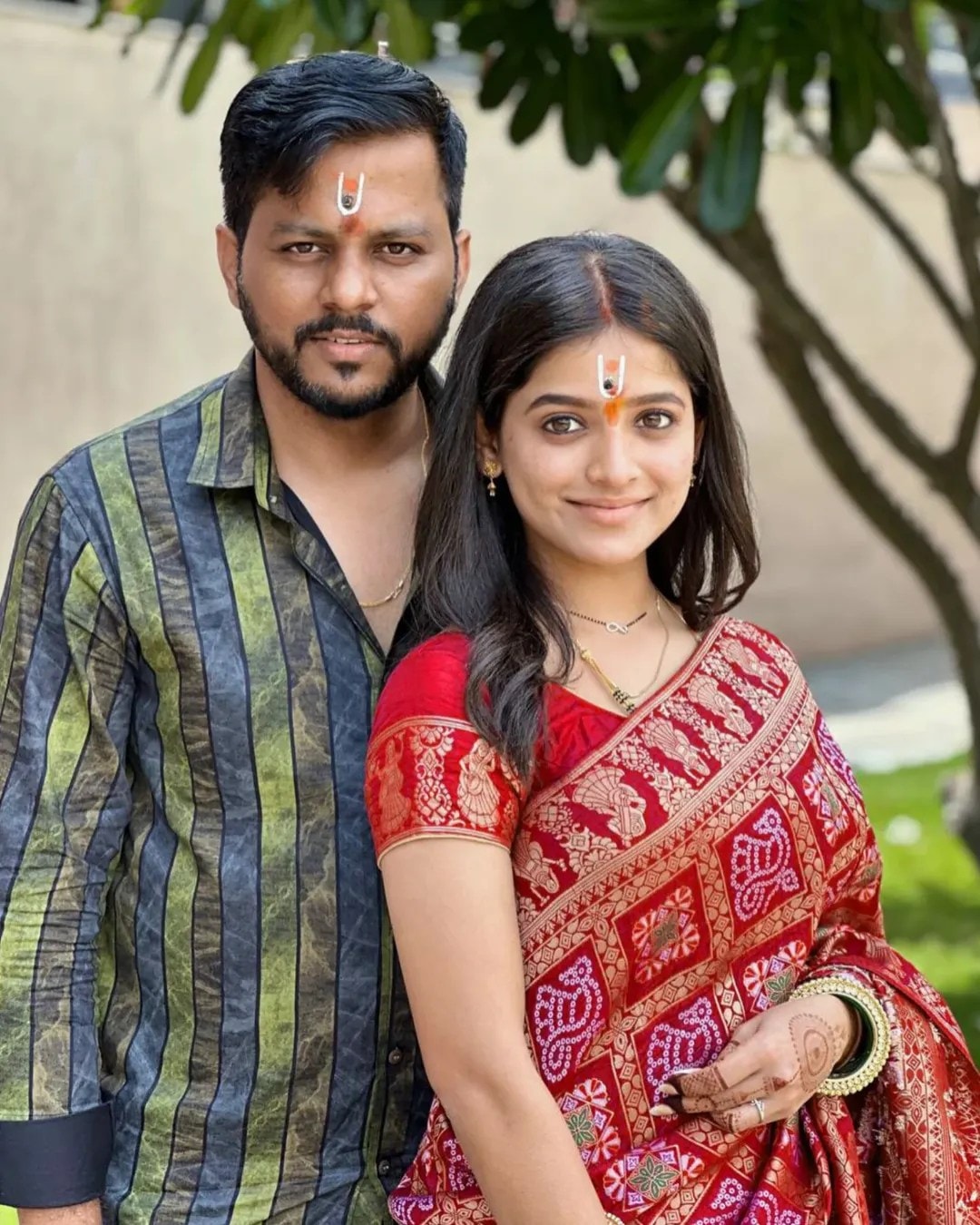 paaru fame actress sharayu sonawane husband jayant lade visited pandharpur