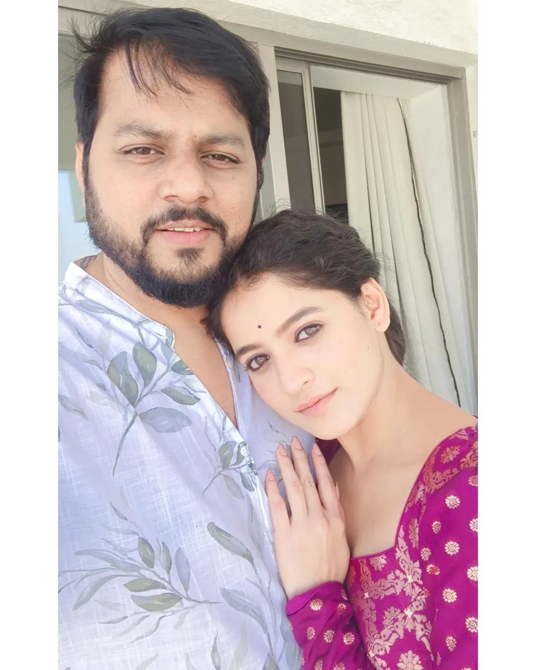 paaru fame actress sharayu sonawane husband jayant lade visited pandharpur