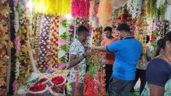 कृत्रिम फुलांचा बाजार उठला…प्‍लास्‍टीक फुलांवरील बंदीने व्‍यावसायिक अडचणीत
