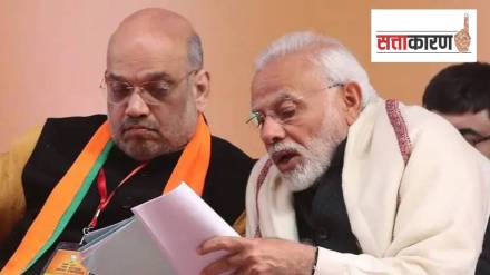 पंतप्रधान नरेंद्र मोदी व केंद्रीय गृहमंत्री अमित शाह चर्चा करताना (छायाचित्र पीटीआय)