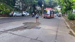 चर्चगेटमधील आयकर कार्यालयाजवळ भलामोठा खड्डा, वाहनचालकांची सुरक्षा वाऱ्यावर