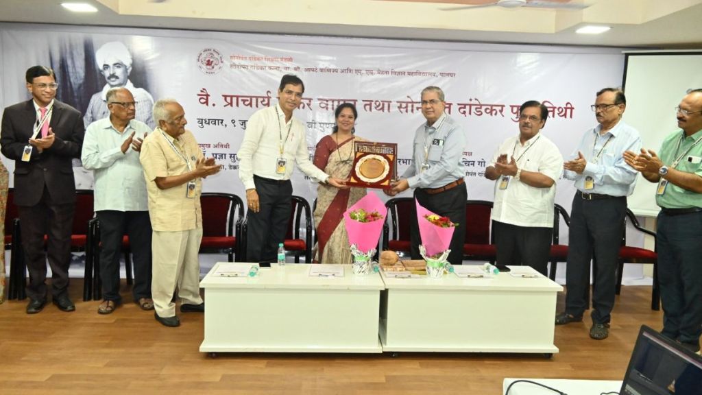 sant literature relevance for modern students pragya kulkarni talks on saint philosophy in palghar