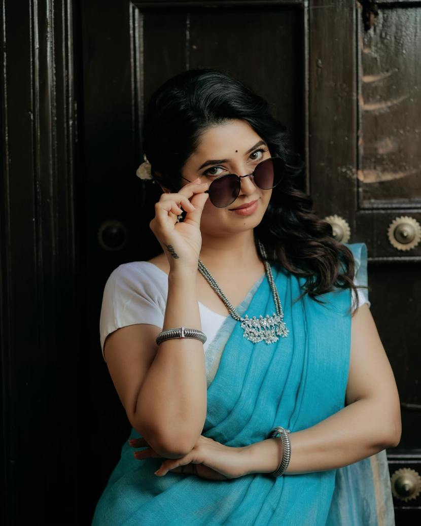 अभिनेत्री सोशल मीडियावर कायमच सक्रीय असते. ती तिचे अनेक फोटो-व्हिडीओ शेअर करत असते.