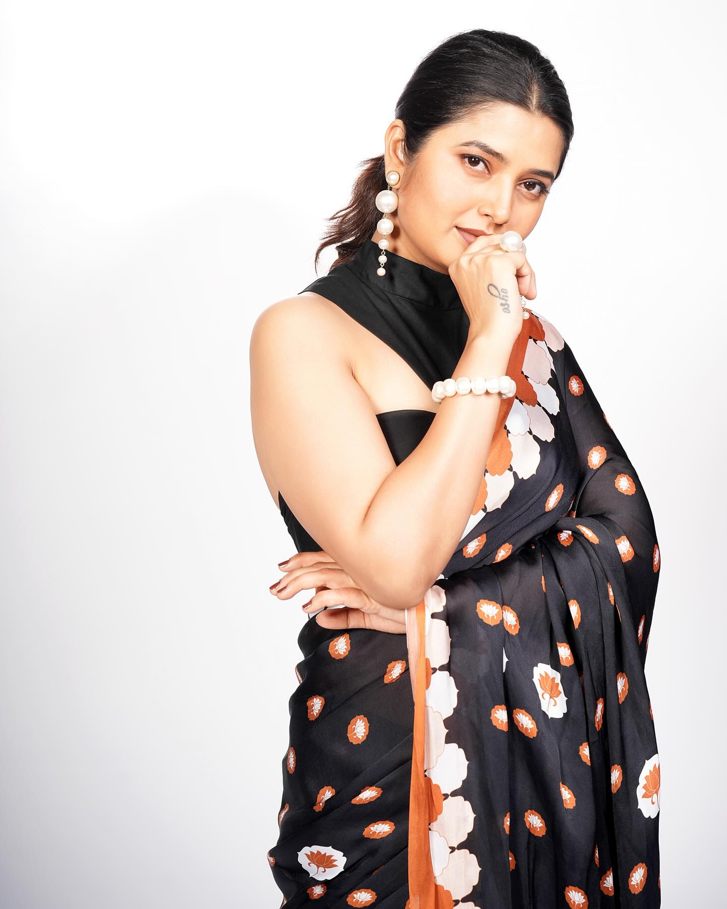 अभिनेत्री असण्याबरोबरच प्राजक्ता एक यशस्वी उद्योजिका आणि निर्मातीसुद्धा आहे.