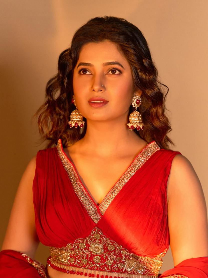 प्राजक्ताचे विविध स्टायलिश लूक्स चाहत्यांचेही लक्ष वेधून घेताना दिसतात.