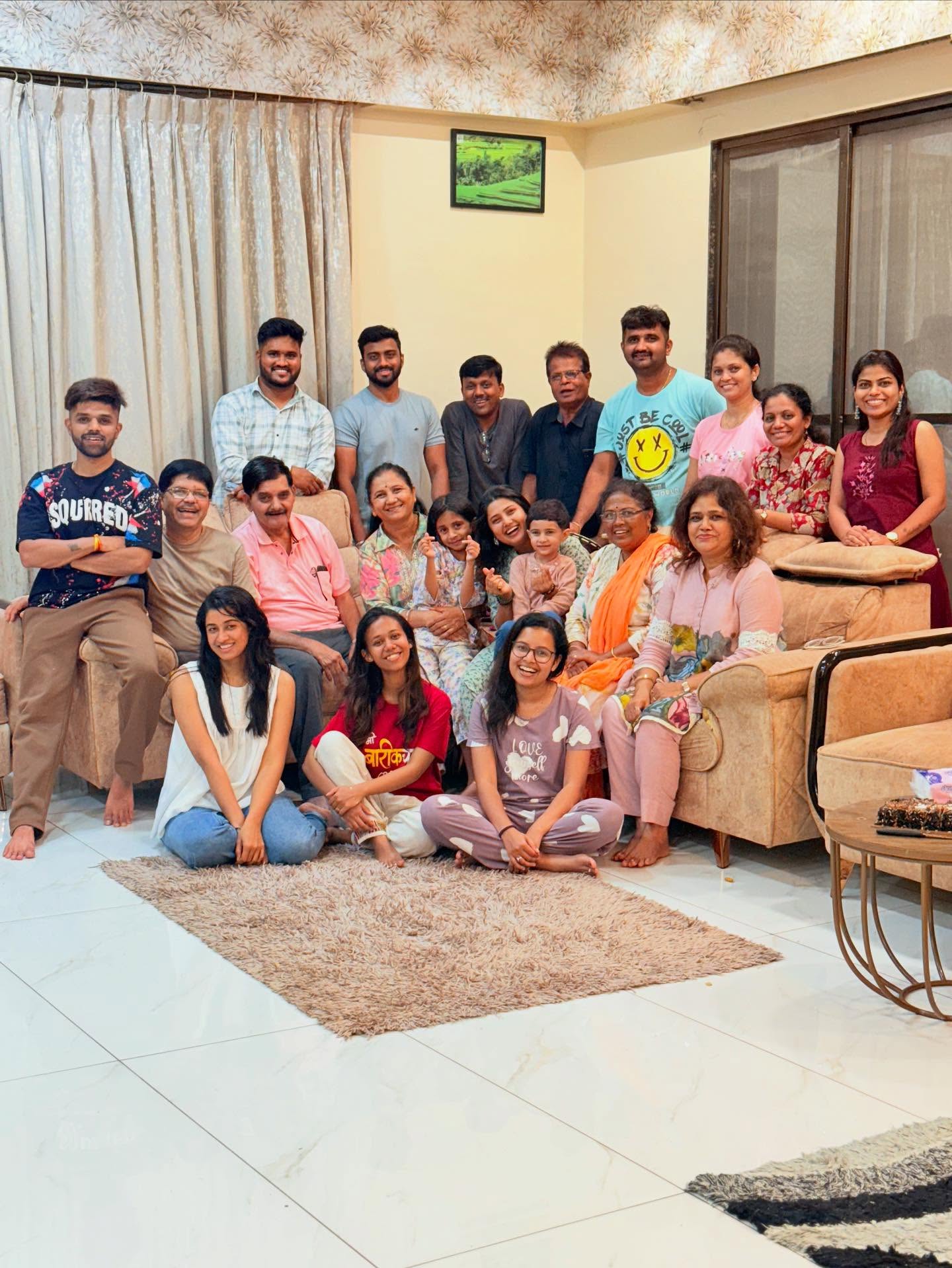 प्राजक्ताने शेअर केलेल्या या व्हिडीओमध्ये सगळे जण आनंद साजरा करत असल्याचं पाहायला मिळत आहे. (फोटो सौजन्य : इन्स्टाग्राम)