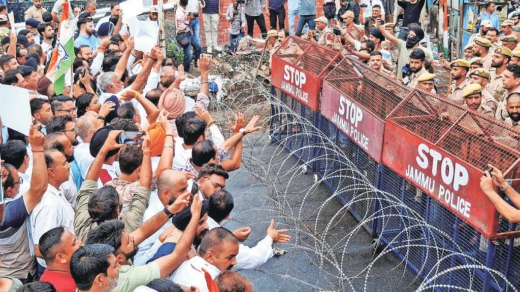 जम्मू-काश्मीरला राज्याचा दर्जा देण्याच्या मागणीसाठी आंदोलन; काँग्रेस कार्यकर्त्यांची धरपकड