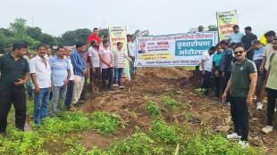 Tree planting movement to save the playground on behalf of the Rambagh Maidan Bachao Sangharsh Samiti Chandrapur