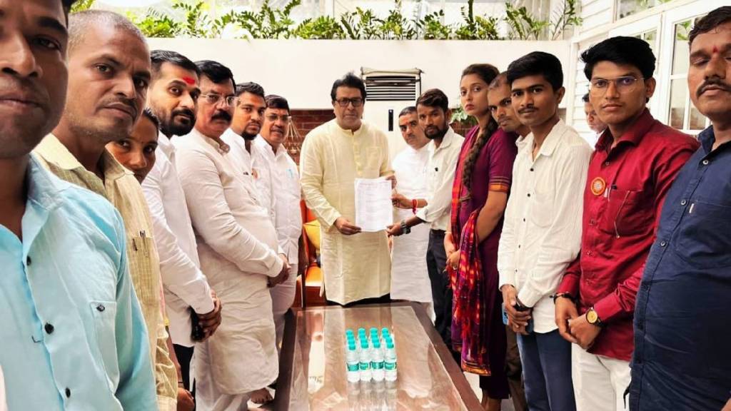 Raj Saheb Thackeray with Dinkar Anna Patil, Maharashtra State Daily Wage Employees' Association Office Bearer