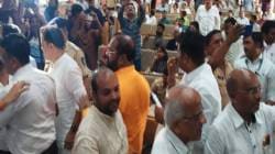 पुणे महापालिकेच्या गणेशोत्सव बैठकीत मंडळाचे कार्यकर्ते, पर्यावरणवादी भिडले,  नक्की काय घडले !