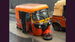 A woman's rickshaw accident due to a pothole in Bhayander