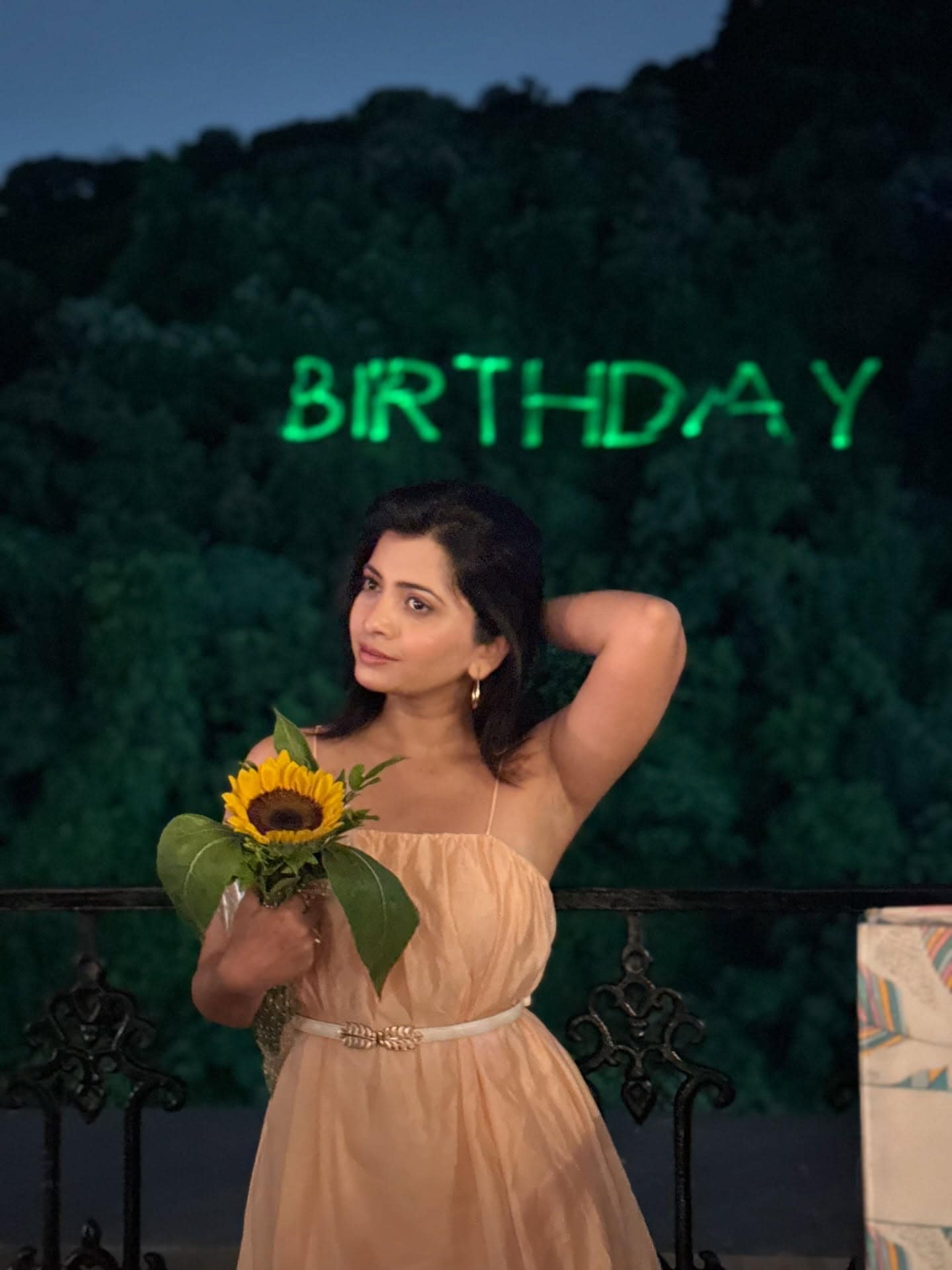 रुचिराने शेअर केलेल्या या फोटोमध्ये तिने हातात सूर्यफुलाचे फोटो घेत वनपीसवरील क्युट फोटो शेअर केले आहेत.