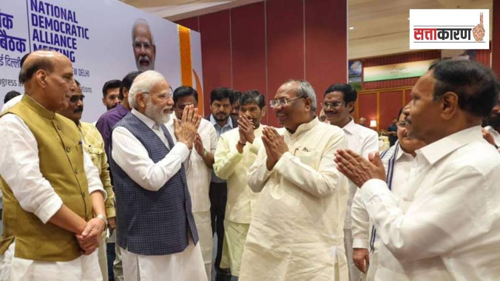 उत्तर प्रदेश सरकारमधील मंत्री संजय निषाद व पंतप्रधान नरेंद्र मोदी (छायाचित्र पीटीआय)