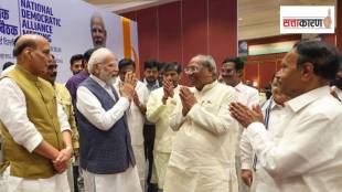 उत्तर प्रदेश सरकारमधील मंत्री संजय निषाद व पंतप्रधान नरेंद्र मोदी (छायाचित्र पीटीआय)
