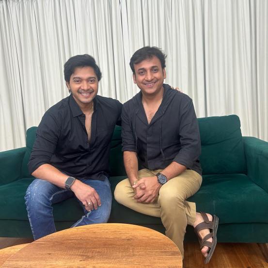 या मालिकेतील यश (श्रेयस तळपदे) व नेहा (प्रार्थना बेहेरे) ही जोडी जितकी लोकप्रिय होती, तितकीच लोकप्रिय यश व समीरची (संकर्षण कऱ्हाडे) जोडी सुद्धा प्रेक्षकांची लाडकी होती.