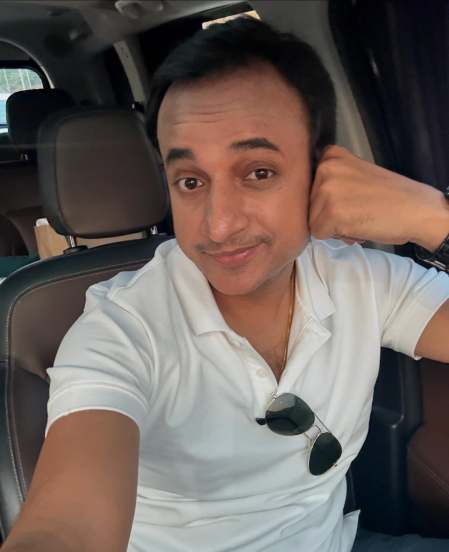 श्रेयस तळपदे संकर्षणचे नाटक बघण्यासाठी गेला होता. याचा खास फोटो संकर्षणने शेअर केलाय. 