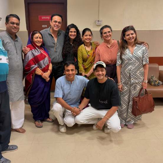 श्रेयससह त्याची पत्नी, अभिनेता सुमित राघवन आणि त्याची पत्नी चिन्मयीसुद्धा पोहोचले होते. (फोटो सौजन्य : संकर्षण कऱ्हाडे/श्रेयस तळपदे)