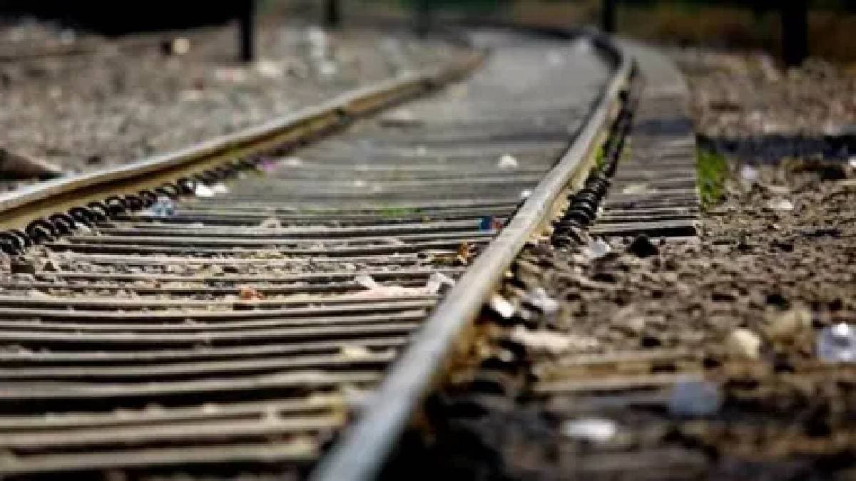 दिवा रेल्वे स्थानकात अनोळखी महिलेला मालगाडीखाली ढकलले, महिलेचा मृत्यू