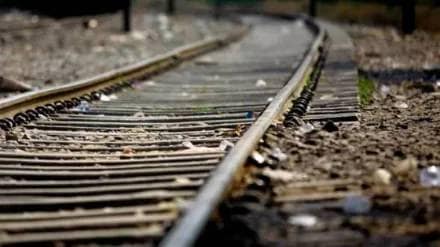 woman died was pushed under train at Diva railway station
