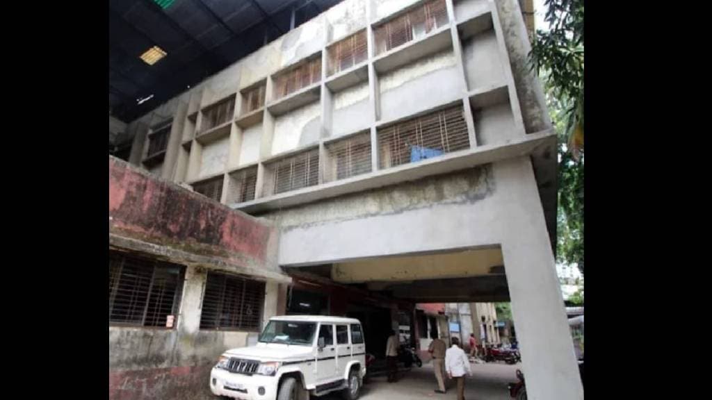 no machine to remove surgical stitches at Shastri Nagar Hospital