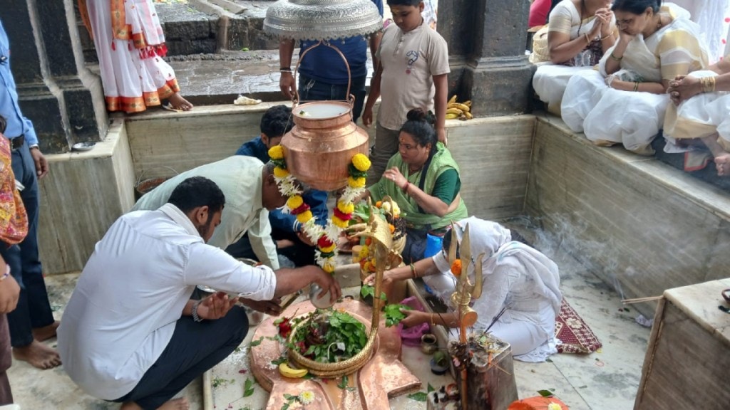 trimbakeshwar-shravan-monday-devotees-crowd-temple-festivities