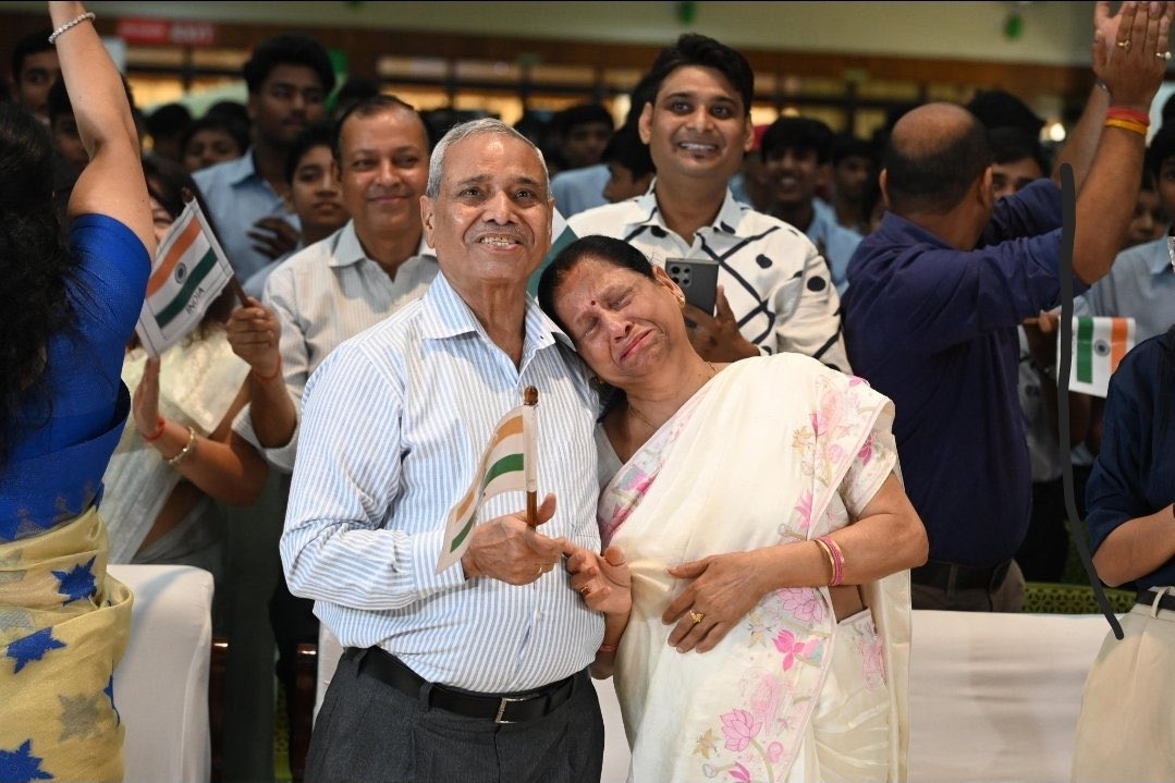 इस्रो स्पेसफ्लाईट या एक्स अकाऊंटवर हे फोटो शेअर करण्यात आले आहेत. शुंभाशू शुक्ला यांची पत्नी कामना आणि त्यांचा सहा वर्षांचा मुलगा कियाश यांच्याबरोबरचे फोटो सोशल मीडियावर आता व्हायरल होत आहेत.